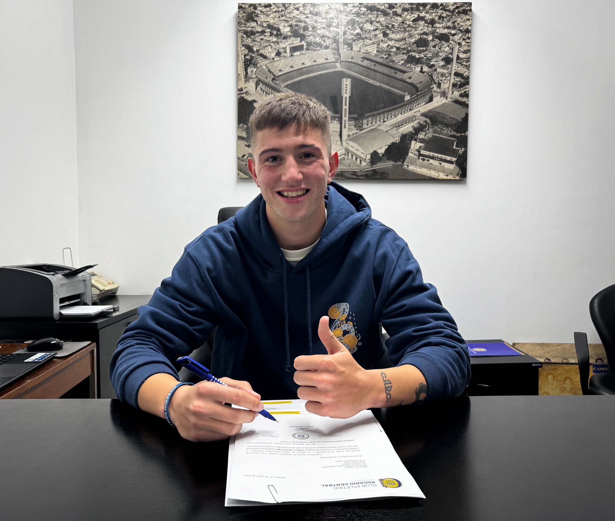 Orgullo funense: Felipe Carnicero firmó su primer contrato con Rosario Central